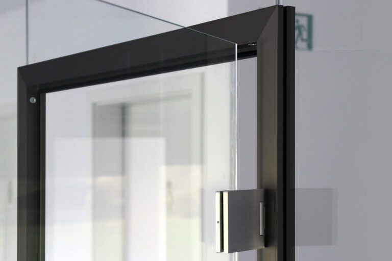 Glas in Tür einsetzen Kosten So kalkulieren Sie die Ausgaben