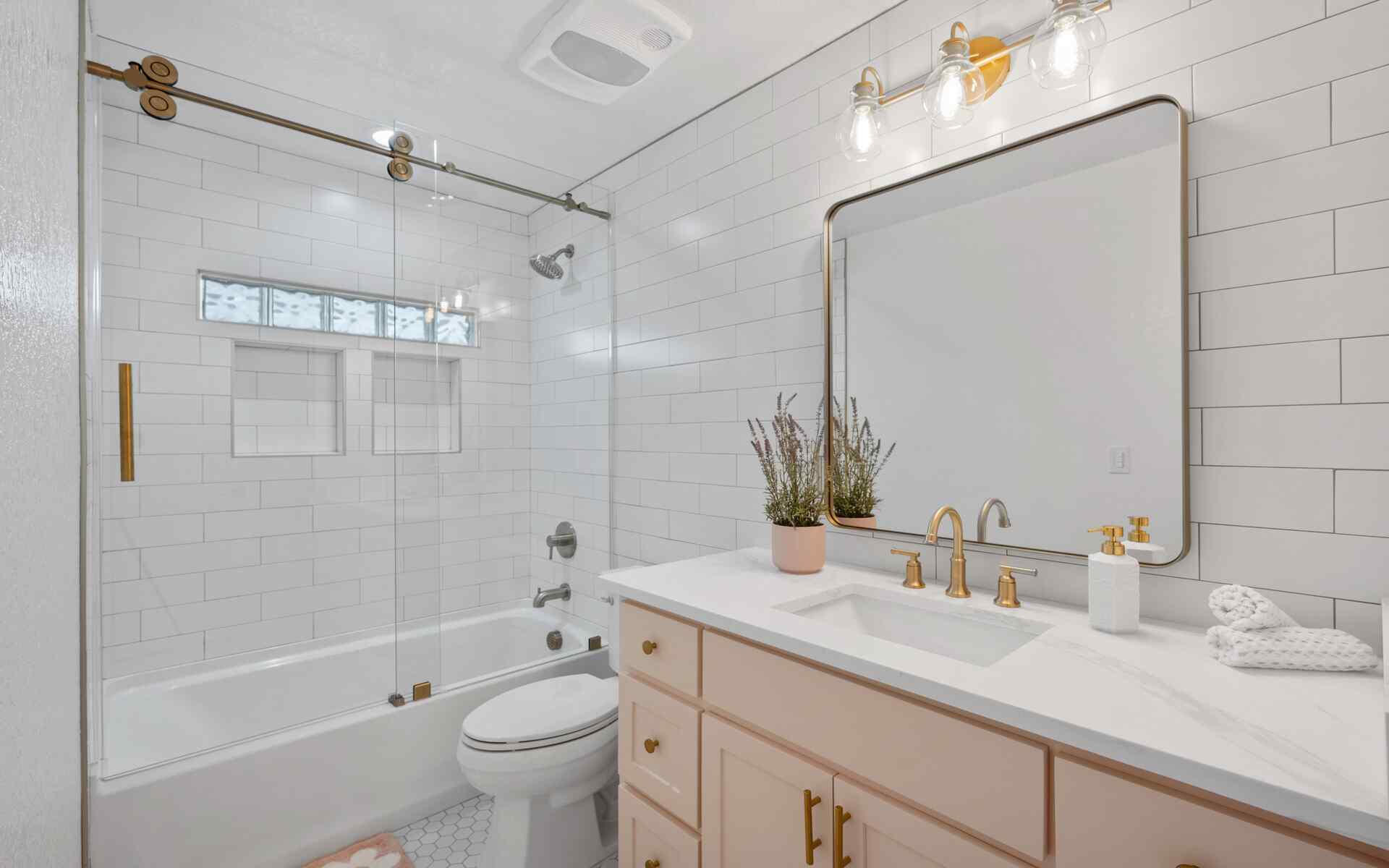 badewanne mit duschzone und tür